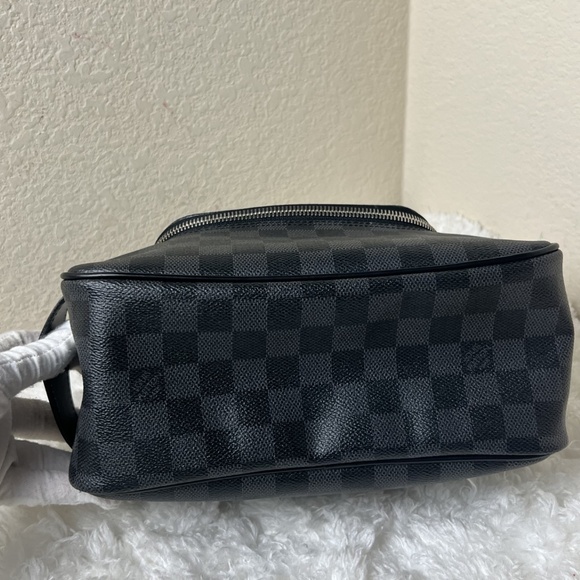 Louis Vuitton Damier Graphite Toiletry Pouch - Picture 5 of 9